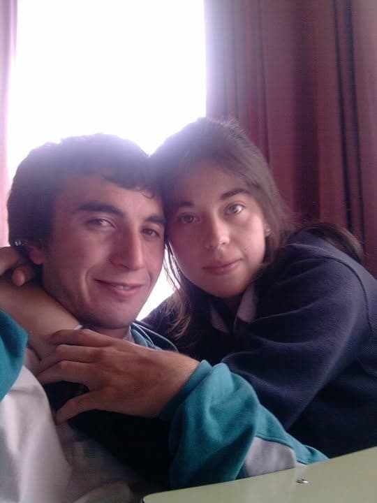 Fernanda y Diego abrazados en una sala de clases en 2010