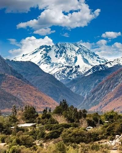 Volcán nevado Descabezado Grande bajo un cielo azul