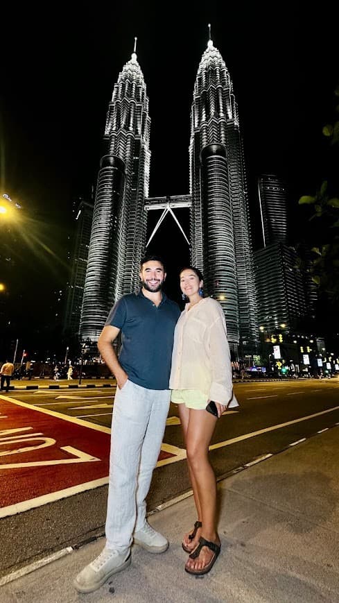 Diego y Fernanda de noche frente a las Torres Petronas iluminadas