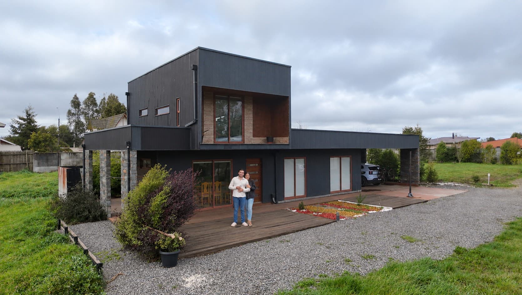 Casa moderna de dos pisos con terraza de madera