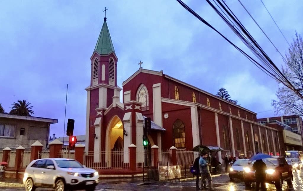 Parroquia La Merced de Concepción, de ladrillo rojo con torre y campanario