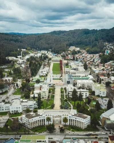 Vista aérea del campus de la Universidad de Concepción y su campanil